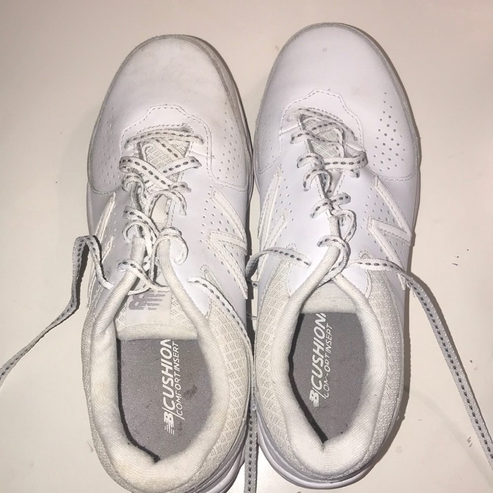 Tennis shoes